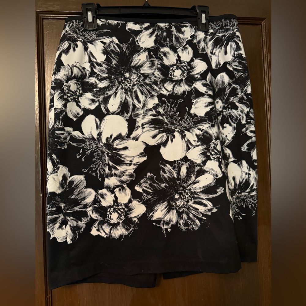 Ann Taylor black & white floral skirt size 10